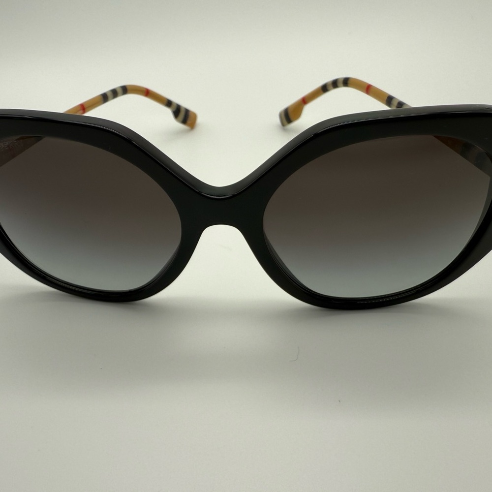 Burberry Vanessa Geometric Sunglasses, case included. nwot - Picture 2 of 9